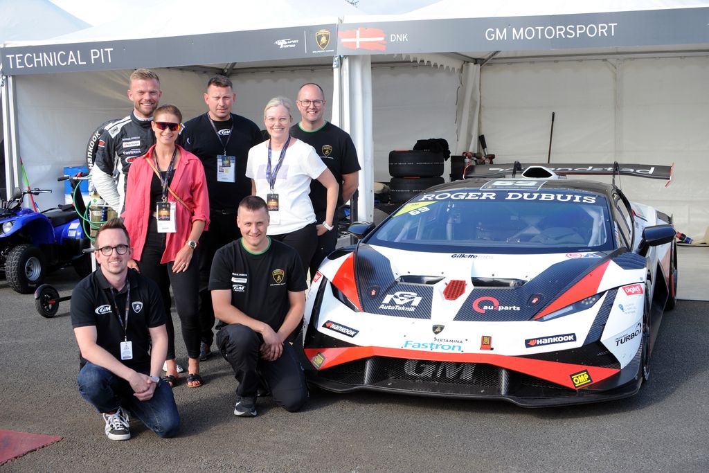 Smilene var fremme hos GM Motorsport efter onsdagens tidtagning
(Foto: GM Motorsport)